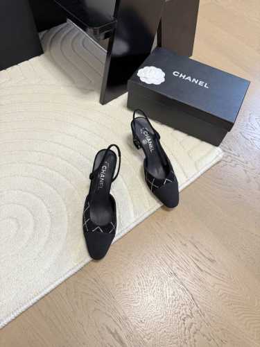 Chanel 经典slingback后空凉鞋前几年一直在做这个款今年我们还是重新购版，再次精细copy。发现新版面的鞋面线条和形体舒适度都做了微调！ 这个品牌方