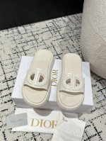 女款 顶级版本 Dior迪奥 2024 夏季最新款 Cd字母 猪鼻凉鞋 拖鞋 萌萌可爱又不失优雅 原版复刻 高版本 超耐看随意百搭款 上脚非常舒适 显瘦又显白