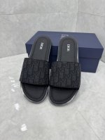 Dior Alias凉鞋是2024年新品，是一款悠闲而精致的作品。该风格采用米色和黑色Dior Oblique提花制成，展示了简单便捷设计。这款凉鞋由黑色皮革和
