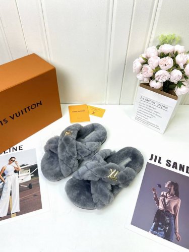 工厂 Lv 最新版面new Arrival ～毛毛鞋半拖毛拖 Winterbreak Comfert 平底拖鞋 Lv 金属字母扣 室内外穿着皆宜。纯羊羔毛材质，