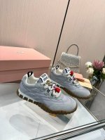 缪缪春夏新款 饼干鞋 阿甘鞋休闲运动鞋 Miumiu最新爆款 前卫大胆的设计，Miu Miu风格融于此款厚底帆布运动鞋的简约线条， 别致徽标饰于鞋舌与背面，点缀