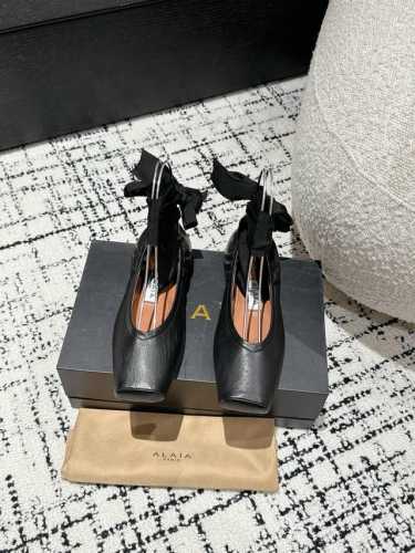 Alaia 25 走秀款方头芭蕾舞鞋甜酷芭蕾风 人气超高的一款芭蕾舞鞋，浪漫又迷人 舒适百搭面料：原版订制牛皮 金属扣内里：羊皮内里大底：真皮大底Size：#3
