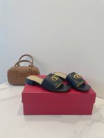 valentino 华伦天奴 Vlogo Signature 标识作为画龙点睛之笔，为夏日休闲拖鞋增添十足细节感！ 1材料:意大利牛皮+羊皮内里垫脚 2大底：意