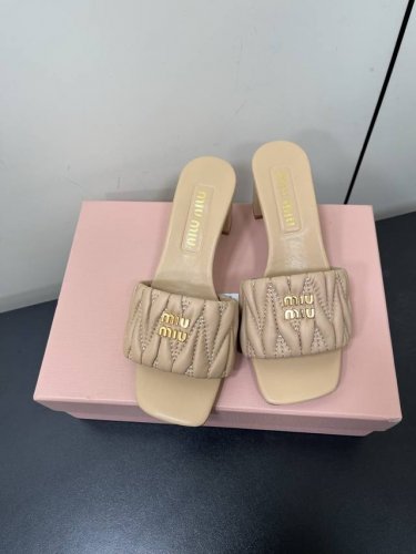 Miumiu缪缪25ss春夏新款高跟小羊皮凉鞋拖鞋Zp开发 原版拆卸 对版电绣手抓纹羊皮 秒杀市面普通版本，miumiu真的太少女啦！小羊皮超级软糯 舒适度超高