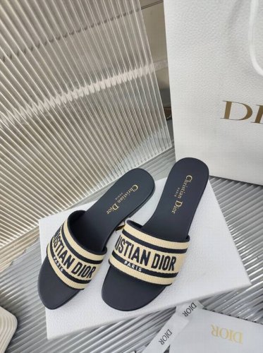 迪奥dior 经典刺绣拖鞋，经典上乘美艳力作 Dior专柜最火春夏系列 兼备气质 时尚 经典耐看的设计风格 上脚效果特别美！原版复刻制作！ 鞋面：原版电脑刺绣