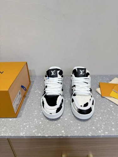 lv Tarine路易威登l家 驴牌 情侣款 休闲 运动鞋 滑板鞋 原版购入开发 做货 本款lv Trainer 运动鞋选用牛皮革塑造繁复鞋面，需要数小时的匠心