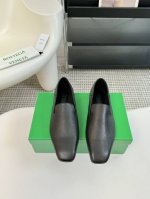 Bottega Venet*｜葆蝶家24Ss新品 平底单鞋乐福鞋 设计舒适时尚 让你爱不释手 既显气质又显高贵。 鞋面采用原版定制牛皮 内里垫脚均为混种羊皮 意