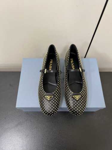 铆钉面 Prada 25Ss 普拉达秋冬新品 实力来袭 玛丽珍单鞋 芭蕾舞鞋 超级爆系列爆品，各大网红明星乔欣，程潇，同款圆头三角扣 玛丽珍单鞋 ！ 时髦百搭N