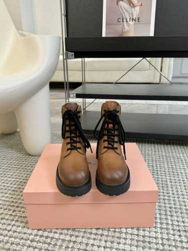 Miumiu缪缪秋冬最新款马丁靴上新 完全原版一比一复刻打造 版型超级正 最新时尚的设计 火遍全网的靴子，上脚又酷又时髦 靴筒处独特设计最为抢眼吸晴 上脚还很好