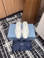 25Ss春夏新款prada方头穆勒鞋半拖鞋这款自然优雅的穆勒鞋采用亮面皮革鞋面搭配饰以徽标的简约鞋底，打造对比鲜明的效果，提升格调 皮革鞋跟增添精致之感鞋面：开