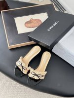 Chanel Vintage中古系列凉鞋简约而不简单的款，上脚特别显脚细。鞋面定制面，内里垫脚羊皮，真皮大底。跟高7Size:35-39 其它码数定做