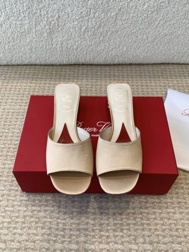 Roger vivier RV专柜主打 璀璨钻扣半拖鞋系列代購級別，精品奢华版本！上脚那叫一个美呀呀！整个人穿搭洋气富贵起来！钻扣选用顶级奥钻！工艺复杂。鞋面：