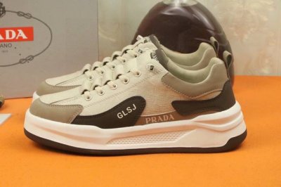 工厂价 高品质 Prada 普拉达新款上市著名奢侈品牌，专柜同步更新，意大利男鞋时尚杂志季刊封面主推款！鞋面采用进口头层牛皮制作，舒适透气网布内里。原版运动大底