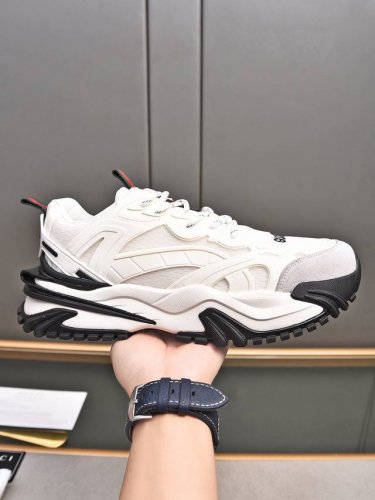 古奇运动鞋 Size：38-44 45定做 全新运动鞋采用多种材质拼接，精致线条与夸张鞋体设计，并饰有 古奇 图案，冲击力十足！两色选