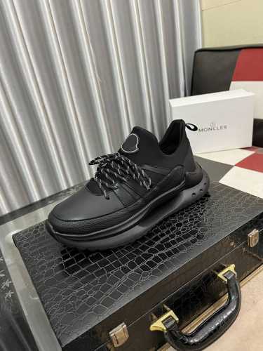 出厂价： Moncler 蒙口男士系带休闲运动鞋，具有舒适防滑性能，采用一体成型进口飞织科技面料制成，兼备创新、功能性与图形细节于一体，诠释潮流时尚。大底采用t