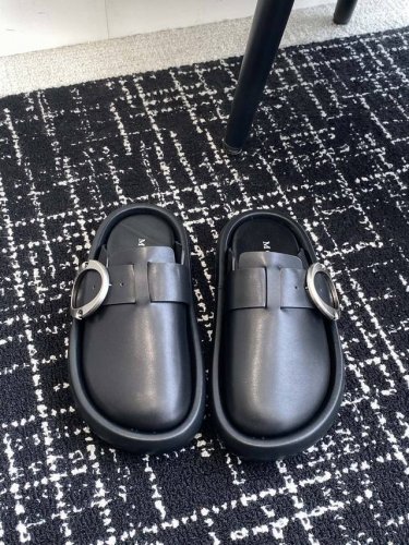 代购级Alexander Mcqueen 25 春夏新款复古大头包头拖 勃肯拖 第一眼看到这个鞋子感觉不起眼，没有过多的装饰很简单但带有点复古味呆萌可爱随意搭配
