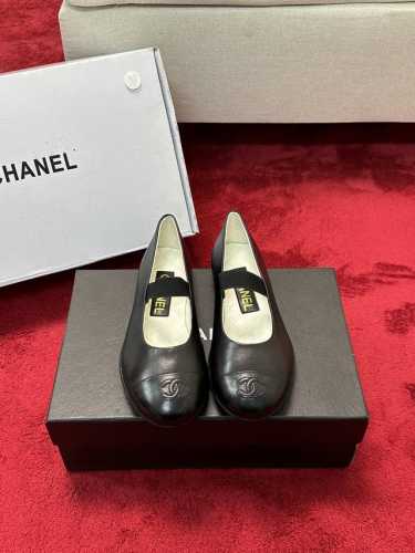 Chanel 25C早春玛丽珍单鞋系列这一季的鞋子都很棒耶！纯黑色玛丽珍上脚很舒服鞋面皮质也很软，不用担心会磨脚。黑白拼色和黑色布面都很好看。鞋面牛皮 内里羊皮