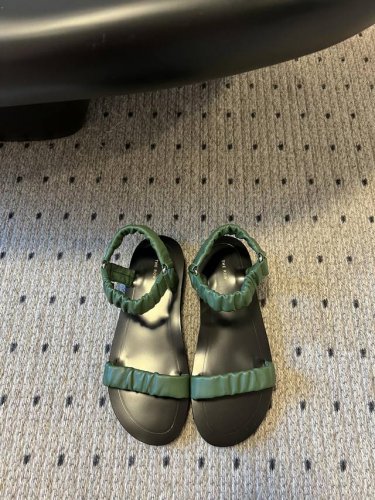顶级品质P330 the Row 真皮极简百搭平底凉鞋 鞋脚真的是史上我穿过最最舒服的款式太柔软啦！磨脚星人一定要收了它 有一丢高级又简约的感觉其实除了好看以外