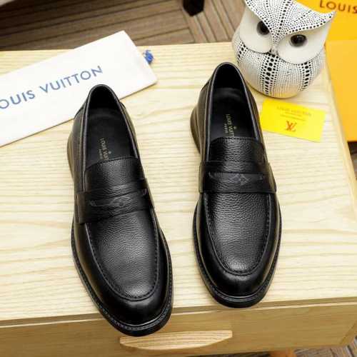 Louis Vuitton 路易威登 新款官网爆款！原版一比一复刻，那种沉稳内涵儒雅的品味无法言喻的开启时尚鞋履的旅程从容应对各种场合！大牌的气势不言而明！上脚