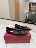 出厂价： Valentino 华伦天奴铆钉 VT经典尖头平底单鞋，顶级复刻！侧身弧线完美，原版开模定制不生锈铆钉 特别有质感的五金衬托出满满的高级感，带给您正品