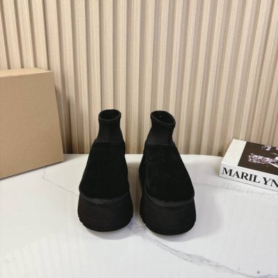 Ugg~24Vs秋冬爆款松糕厚底休闲毛鞋系列 松糕厚底雪地靴 一款不会撞衫的鞋子、简约的隔板设计上斑点的大底、鞋面真丝卷毛、秋冬季必备款、无论什么裤子裙子都能驾