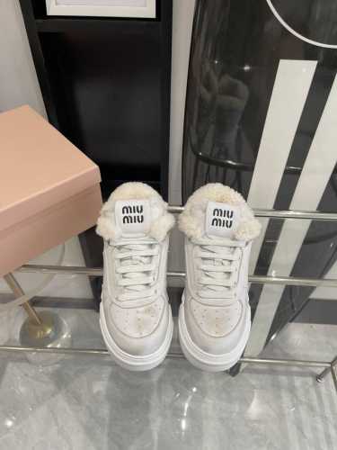 代购级别 Miumiu 早秋新款羊毛运动鞋！高级感十足！国内外博主刷爆的一款，复古又时髦 上脚美炸了！官网主推款★内里羊羔毛内里 Size35 40、