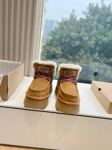 G026Ugg冬季新款女同款休闲舒适厚底圆头棉靴雪地靴 它的优点就是特别轻又好走路 跑步都没问题搭任何的裤子都可以 露不露可爱的毛边都好看搭配修身裤十袜子拉长腿