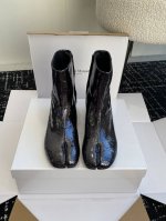 东莞代购级 Maisonmargiela Mm6 马吉拉分趾系列低跟分趾靴 代购同渠道硬货 区分市场low版 原版套楦鞋型很经典，不管是价格还是品质通通秒杀市场