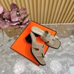 Hermès 爱马仕经典防h粗跟拖鞋 极约复古的设计 浓厚的异域风情 时髦感十足、随便上脚都很有腔调 简简单单的款式随便搭配一下高级感就很棒 百搭的颜色流畅的线