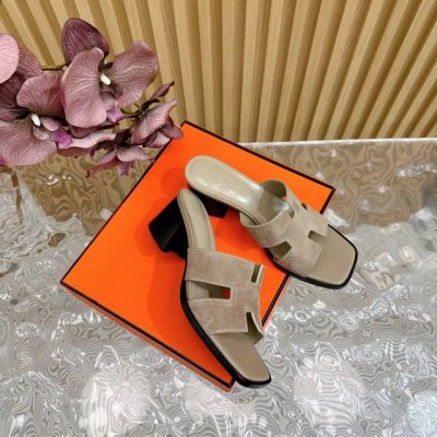 Hermès 爱马仕经典防h粗跟拖鞋 极约复古的设计 浓厚的异域风情 时髦感十足、随便上脚都很有腔调 简简单单的款式随便搭配一下高级感就很棒 百搭的颜色流畅的线