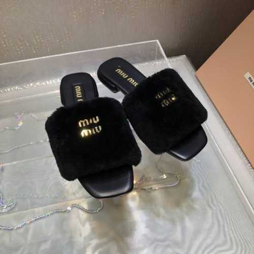 出 ～Miu Mi*2024早秋新品 金扣羊毛拖～上脚性感时尚！集低调时尚的一款毛拖，可盐可甜！随意搭配怎么穿都好看 鞋面：纯羊毛 内里 垫脚：羊皮 大底：意大