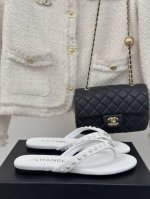 厂价 Chanel Thongs是25C春夏 秀场夹脚人字拖 夏天的人字拖莫名让人感到自由 带上镶嵌了双c水晶珍珠标志 太精致了 也太好看了吧 上脚超秀气显白！