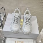 Dior迪奥chrono系列 休闲 运动鞋 老爹鞋 这款 Dior Chrono 运动鞋是二零二四秋季成衣系列新品，以 Dior 的高订风格重新演绎跑步鞋。白色