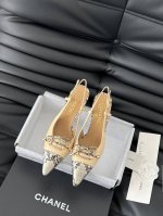 Chanel Vintage中古系列凉鞋简约而不简单的款，上脚特别显脚细。鞋面定制面，内里垫脚羊皮，真皮大底。跟高7Size:35-39 其它码数定做