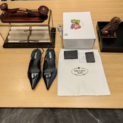 猫跟成形底穆勒鞋 顶级包装配套最高版本 PRADA 普拉达春夏新品， 顶级版本 实力来袭！官方原版开边珠牛皮版本。 当红巨星金晨同款凉鞋，时髦百搭nice单品，