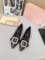 高品质出厂 MiuMiu 新款尖头玛丽珍jianto凉鞋 单鞋系列上新舒适度与时髦度并存的开挂全新系列，设计搭配，简约大方，百搭时尚！鞋面：牛漆皮内里: 原版定