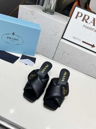 出P340 市场顶级版Prada普拉达面包小跟拖 顶级品质 正版1:1制作（欢迎对比） 集优雅知性复古可爱于一身 鞋面：原版混种超柔羊皮手感丰满有韧性原版五金扣