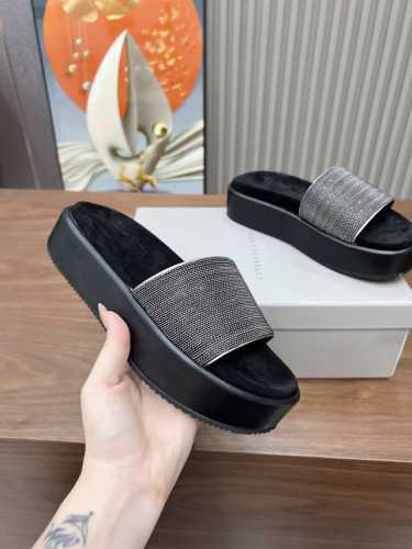 冲量价 Brunellocucinelli 。B C增高鞋上新款了。 面料：进口羊皮。内里进口牛绒，纯铜珠链，双层底台1=1原版开模，上脚美观大方，百分百原版开