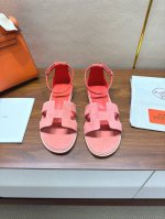 Hermes 爱马仕.. 全新升级凉鞋 设计灵感还是遵循传统经典 H 鞋面，配上后包，可调节系带，这款凉鞋的出现，满足了 不同风格搭配需求掌纹材质系列 高档大气