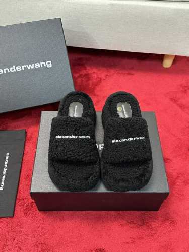 厂价 Alexanderwang｜亚历山大王22Ss秋冬新品 厚底松糕字母毛毛拖鞋 秋天拥有一双好看又时髦的羊毛拖鞋 真的蛮重要出门简单方便随脚一蹬 还能各种搭