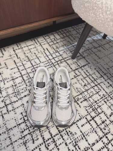 代购级 ARTICLE NO.25ss织物系列融合经典设计与现代工艺，打造出兼具复古与时尚的鞋款。织物材质轻盈透气，提供舒适的穿着体验，同时保持鞋身的柔软与灵活
