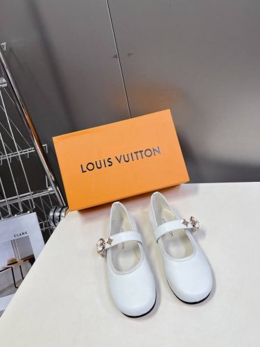 Louis Vuitton 路易威登春夏玛丽珍时装平底鞋 春夏秀场出镜率最高的一款单品 超多名模上脚 简约大方非常百搭 鞋面采用原版牛皮； 全皮包裸纯手工缝纫鞋
