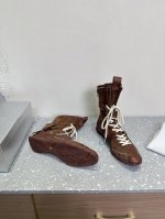 QUAI 小众潮牌 25ss春夏新款 走秀款德训 拳击靴 休闲靴设计理念源于拳击靴和芭蕾舞鞋两者的结合，动感而柔美～体现了纯正的运动元素和混合的魅力从柔和的粉彩