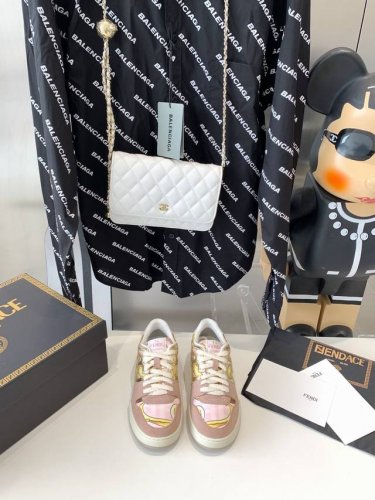 新色 Fendi 休闲情侣款全网颜色最齐 版本最高 出片率100% 原版开模大底码数：女35-40 男39-44