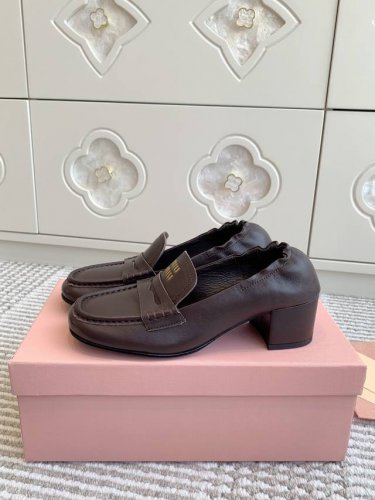 Miu Miu缪新品方头粗跟乐福鞋 单鞋奶奶鞋顶级品质这款nappa皮革乐福鞋彰显优雅复古气质，造就轻盈百搭造型 金色压花徽标细节点亮鞋履整体设计，适合搭配休