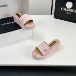 主推款 顶级品质！实物拍摄太美啦Chanel新款呢子厚底拖鞋坡跟防水台凉拖鞋真的太美啦吧！香奈儿属于夏天的颜色仙女必备爆款太喜欢这双鞋了Chanel25P松糕布