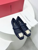 Ferragamo菲拉格慕全新Vara蝴蝶结芭蕾舞鞋平底鞋！ 它的设计非常精致，从鞋带到鞋面，每一个细节都充满了艺术感。 蝴蝶结的比例也有重新调整，感觉更利落年