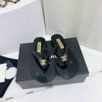 chanel 24S夹脚凉拖鞋 超美平底鞋，一双简单可甜可盐小凉拖 质材：料面进口混种小皮羊，加进口丝真 里内进口丝皮羊绸里， 版原一比一开双模c，山茶花五金钻