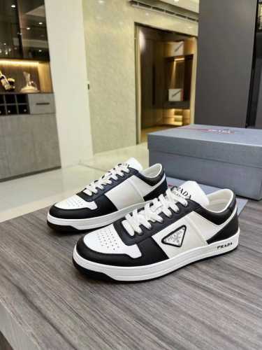 元 38-45 Prada 普拉达新款男士真皮运动鞋，市面最高版本 、欢迎任意对比！原版皮料质感极佳，超上档次！意大利进口胎羊网内里，可拆式垫！奢华用料、精细做