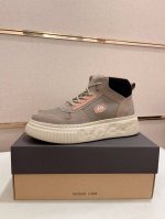 工厂价: 高端货 Ugg最新款 1：1品质，面料:欧洲进口牛皮高端品质头层牛皮 内里:羊毛内里，鞋底: 纯进口橡胶发泡大底 高端货，做工精细，潮流时尚 上脚非常